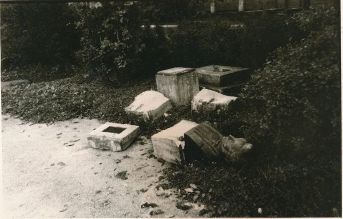 Foto. Huligaanide poolt lõhutud C. A. Hunniuse mälestussammas Haapsalus. Sügis 1966.