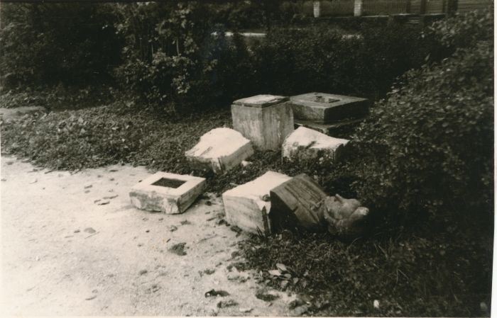Foto. Huligaanide poolt lõhutud C. A. Hunniuse mälestussammas Haapsalus. Sügis 1966.