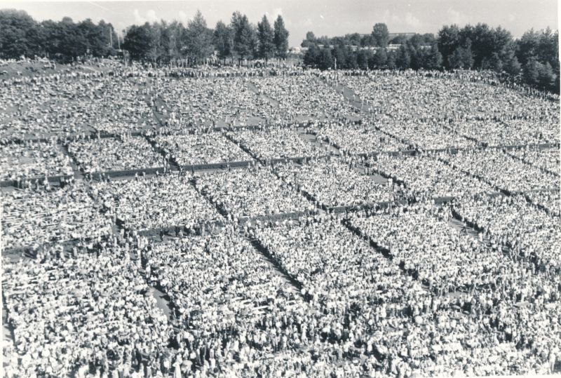 Foto. ENSV Laulu- ja tantsupidu. 1975. Pealtvaatajad lauluväljakul.