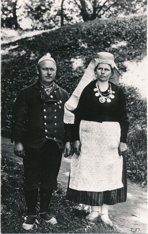 Fotokoopia. Rahvariided Waikna vald, Üdroma küla. Pildistatud 1925. E.Weidermann ja tema abikaasa Leena.