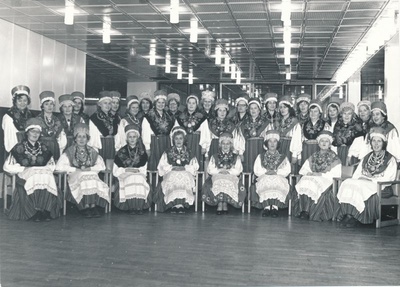 Foto. Haapsalu kultuurimaja naiskoor "Heli" 1980.a. kultuurmajas.  Mustvalge.  similar photo
