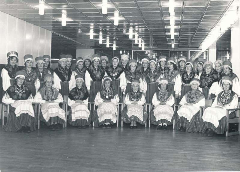 Foto. Haapsalu kultuurimaja naiskoor "Heli" 1980.a. kultuurmajas.  Mustvalge.