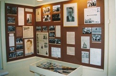 Foto. Läänemaa Muuseumi remondijärgne avamine, 22.06.1993. Hans Alveri memoriaalkabinet.  similar photo