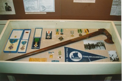 Foto. Läänemaa Muuseumi remondijärgne avamine, 22.06.1993. Esemed Hans Alveri memoriaalkabinetis.  similar photo
