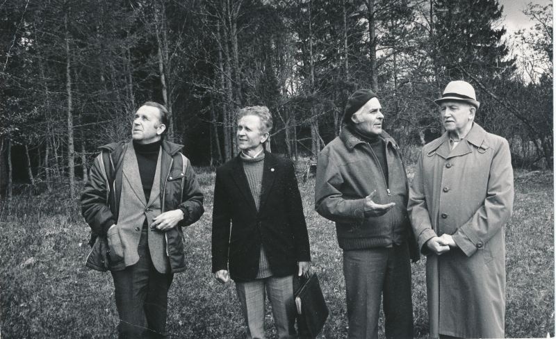 Foto. Fotograafide kokkutulekul. Vasemalt: Arvo Tarmula, Toivo Kempi, Lembit Põld, Johannes Tarmula looduses. 1980.