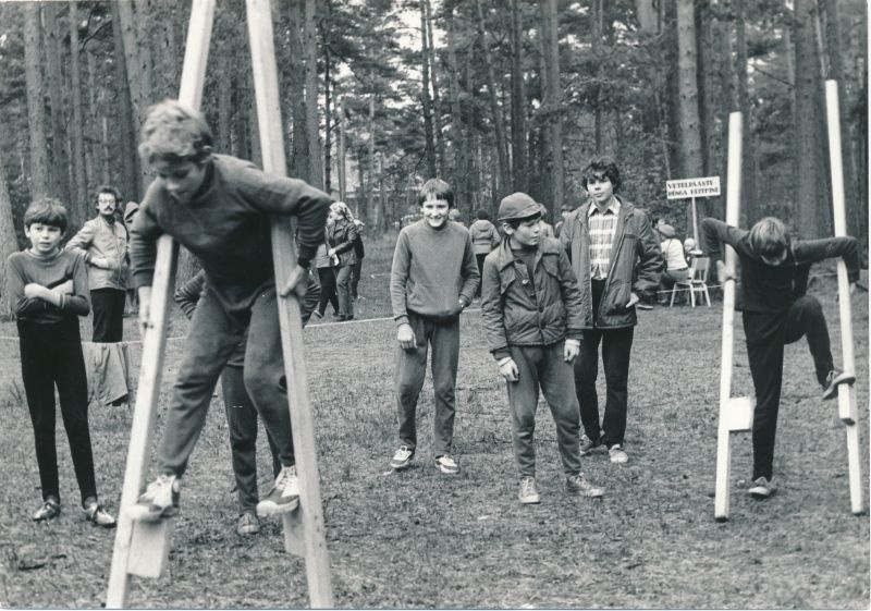 Foto. Tervisepäeval Haapsalu Paralepas. Koolipoisid harjutavad karkudel käimist. 1981. a. Mustvalge.
