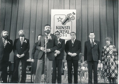 Foto. "Eesti NSV kunstinädal 1981" avamisel. Kõneleb Heinz Valk.  Mustvalge.  similar photo