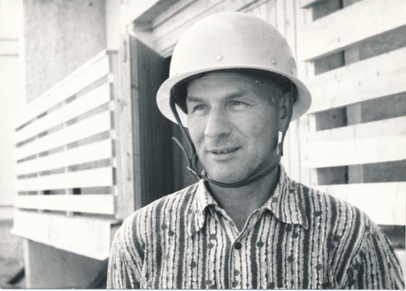 Foto. Jaan Peder, ENSV teeneline ehitaja, Haapsalu KEK-i brigadir. 1981. a.  Mustvalge.