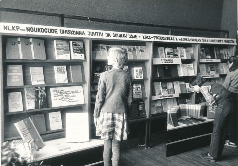 Foto. NLKP XXVI kongressile pühendatud raamatunäitus kultuurimaja loengusaalis. 16.-17.04.1981.a. Mustvalge.
