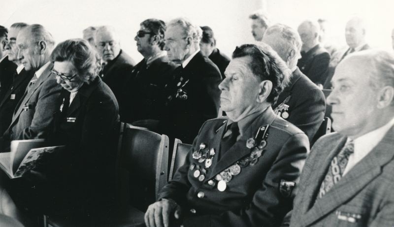 Foto. Sõjaveteranid vastuvõtul EKP Haapsalu rajoonikomitees 1981. a. võidupühal. Paremalt 2. Albert Kariste.
