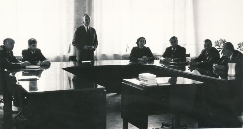 Foto. Vastuvõtul EKP Haapsalu rajoonikomitees võidupühal 1981. Mustvalge.