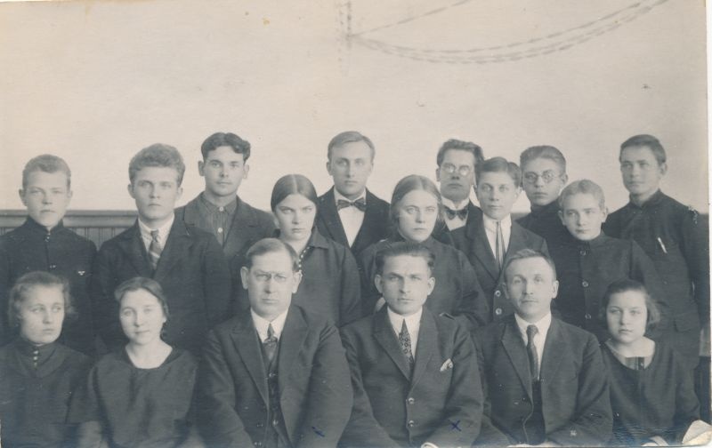 Foto. Läänemaa Õpetajate Seminari karskuseksami sooritajad 14.märts 1926.a.
Foto: L.Õ.S. fotoring.