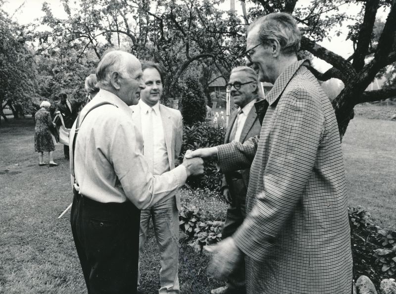 Foto. Rootsi Kuningriigi peakonsuli Leningradis hr. Bengt Akerreni Vormsil 21.juunil 1988.a.
Fotol paremalt:  härra peakonsul, arhitekt Ervin-Johan Sedman ja eestirootslane Oskar Berggren viimase kodus.
Foto: Arvo Tarmula.