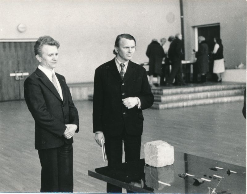 Foto. Arheoloogia - ja arhitektuuripäeval rajooni kultuurimaja tantsusaalis 27.02.1982. a. Arheoloogia väljapanek.