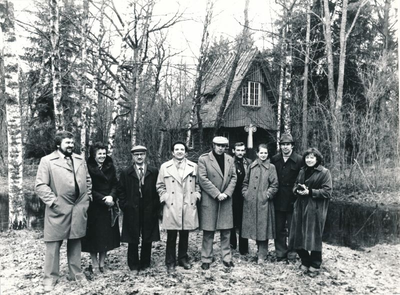 Foto. Külalisdelegatsioon "Lenfilmist" Taeblas Ants Laikmaa suvemaja ees pargis 1982. a. aprillis. 
Foto: E. Ambos.