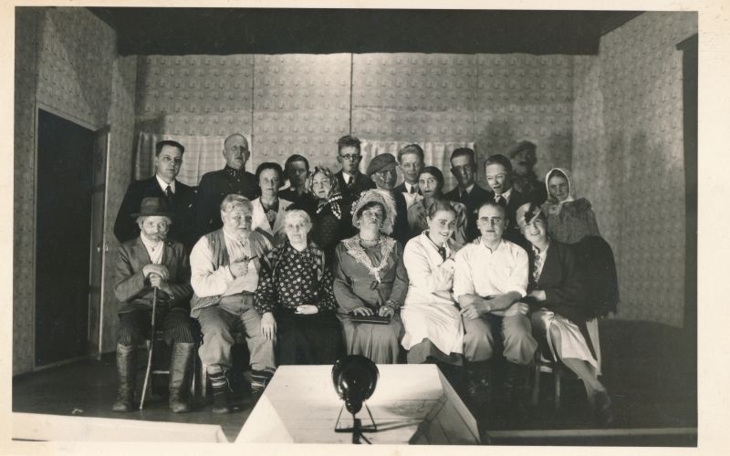 Foto. Haapsalu taidlejate etendatud Agnes Taari näitemäng "Kõrgemäe noored". Näiteseltskonna grupivõte. 24.02.1937.