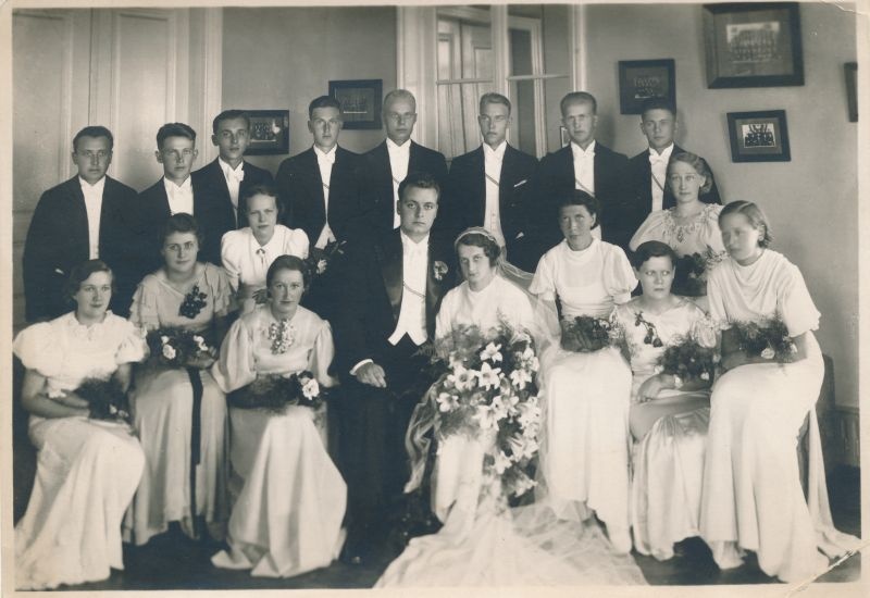 Foto. Pruutpaar eakaaslastest seltskonnaga. 1930. aastad. Tartu.