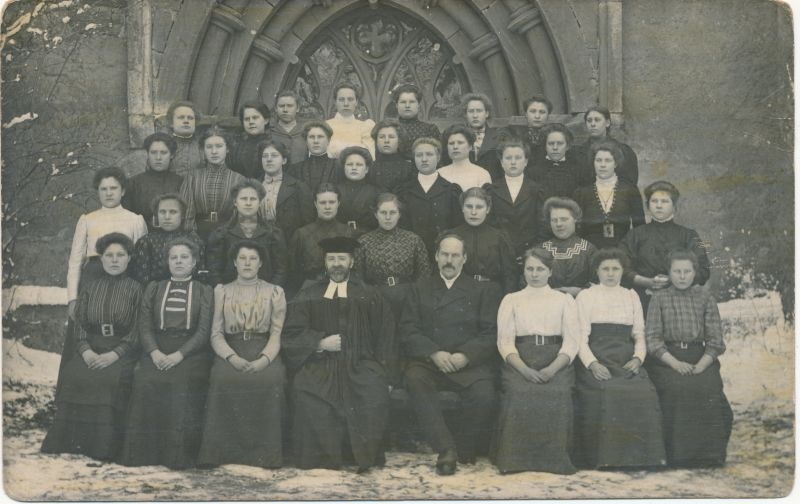 Foto. Leer(?) Ridala Maarja-Magdaleena kirikus Neiud õpetajaga kiriku lääneportaali ees. Enne 1918. Mustvalge.