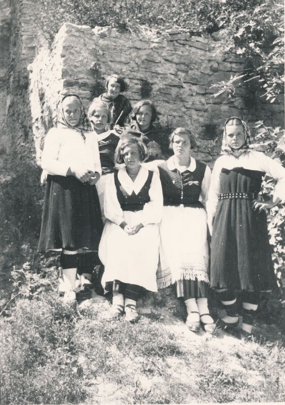 Foto. Eestirootslaste laulupidu Haapsalus 2.-3.juulil 1933.a. Noarootsi ja Vormsi neiud müüri taustal.