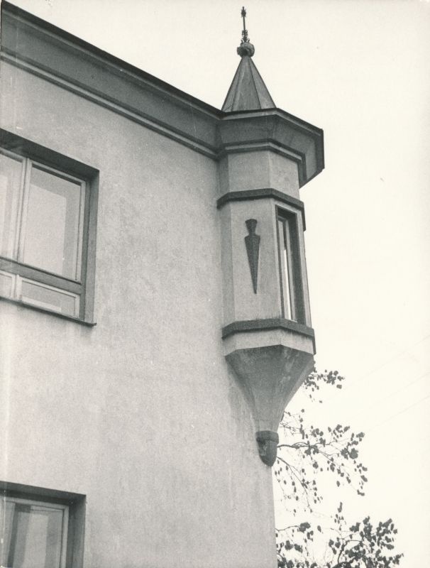 Foto. Põllumajandusvalitsuse (ATK) hoone Lauristini 9/Wiedemanni 20 nurgatorn.
Foto: E. Pallo, 1981. a.