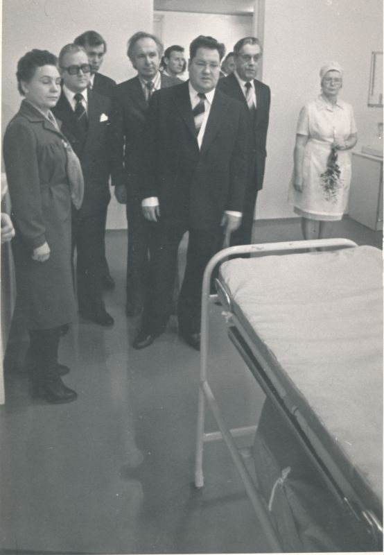 Foto. Haapsalu Keskhaigla uue ravikorpuse avamisel 5. novembril 1979. a. Palatis ees keskel peaarst Madis Martinson.
Foto: Harles Pilter.
