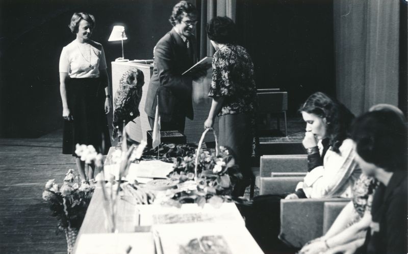 Foto. Haapsalu Koduloomuuseumi 50. aastapäeval õnnitlevad Õnne-Eha Kabritsat Spordimuuseumi töötajad.  22.05.1979.a.