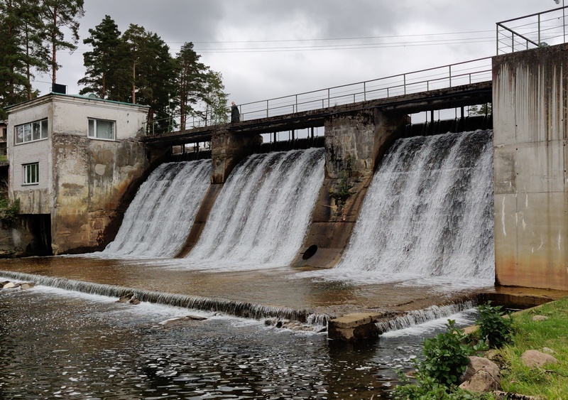 Haapsalu Kalakaitse Inspektsiooni tööst.  Paisust alla voolav vesi. rephoto