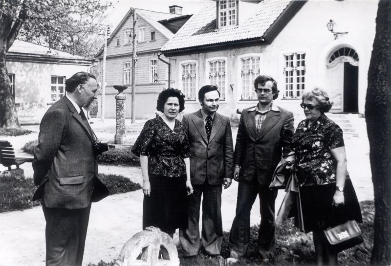 Foto. Vabariiklik muuseumitöötajate seminar Haapsalus. 22.-24.05.1979.a. Grupp muuseumitöötajaid pargis raekoja ees.