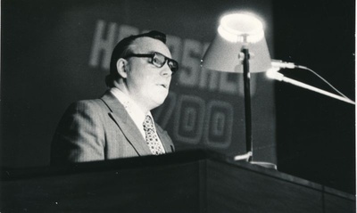 Foto. Haapsalu 700.aastapäeva konverentsil esineb Fredi Tomps, Vabariikliku Arhitektuurimälestiste Kaitse Inspektsiooni juhataja. 7.aprill 1979.a.
Foto: Arvo Tarmula.  duplicate photo