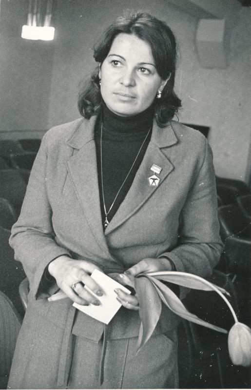 Foto. Vabriku "Sulev" kunstkarusnahatsehhi tehnoloogiainsener G. Semjonova, ajalehe "Izvestija" korraldatud üleliidulise kvaliteedikonkursi laureaat. 1982.a.
Foto: Harles Pilter.
