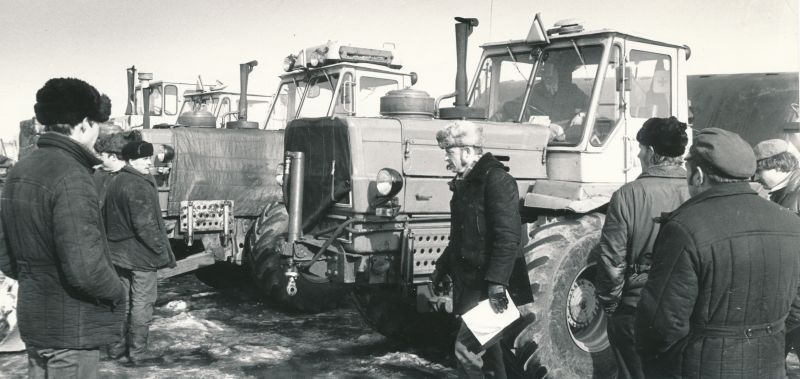 Foto. Põllutöömasinate kevadine ülevaatus Tuudil 1982. a.
Foto: Harles Pilter, 1982. a.