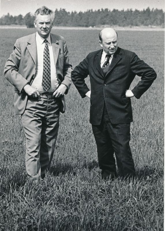 Foto. A.-B.Upsi ja NLKP sektorijuhataja M.Hozjainov V. I. Lenini nimelises kolhoosis 1981. a. maikuus külas rajooni põllumeeste juures.
Foto: Harles Pilter, 1981.a.