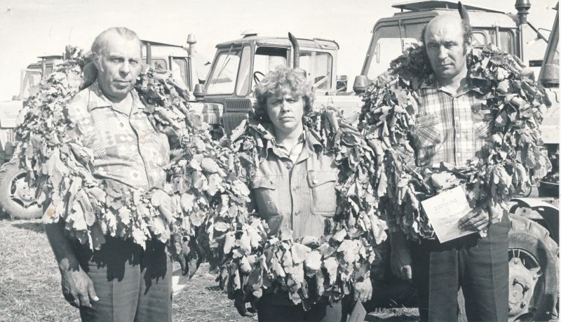 Foto. Haapsalu rajooni 1981.a. künnivõistluse võitjad. Vasakult E. Aasa, S. Metsaäär, T. Kadakas.
Foto: Harles Pilter, 1981. a.