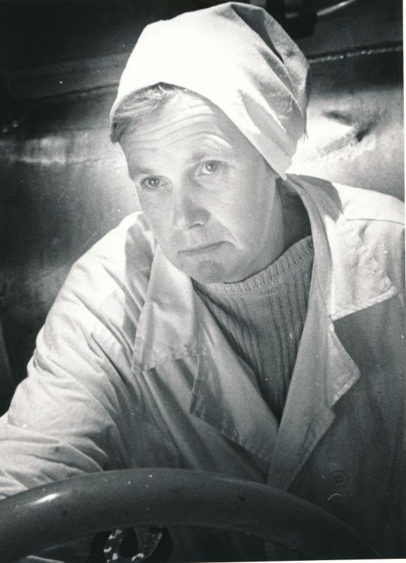 Foto. Lihula sovhoosi eesrindlik lüpsja Salme Indres.
Foto: H. Pilter, 1981.a.