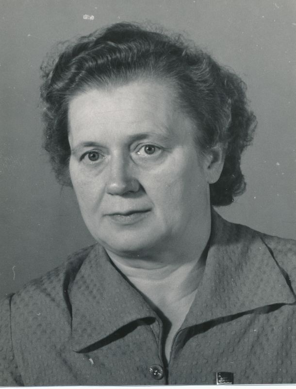 Foto. Lihula külanõukogu sekretär Saima Markus.
Foto: H. Pilter, 1981.a.