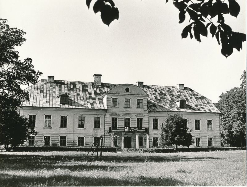 Foto. Vatla mõisa peahoone 09.08.1976. Foto I. Möldri.