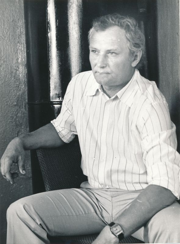 Foto. Vormsi 8-kl. kooli direktor Olev Piirsalu.
Foto: H. Pilter, 1981.a.