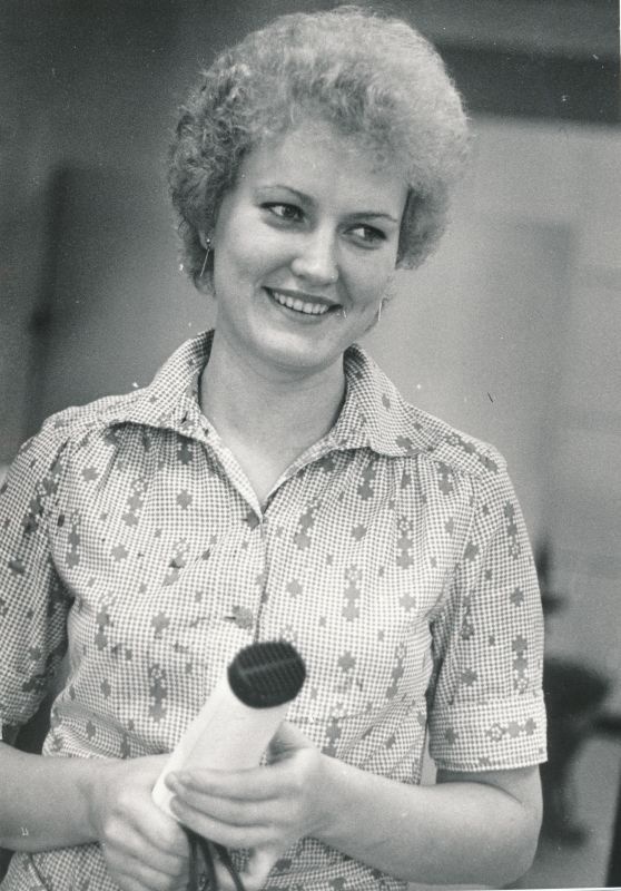 Foto. Haapsalu Teeninduskombinaadi juuksur Luule Jõessar.
Foto: H. Pilter, 1981. a.