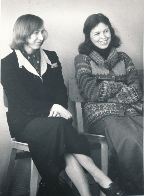 Foto. Haapsalu kunstinädalal. Kunstnikud Tiiu Pallo-Vaik ja Kristiina Kaasik.
Foto: H. Pilter, 1981.a.