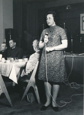 Foto. Kohtumisõhtul kirjanike Herman Sergo ja Albert Uustulnd`iga Haapsalus "Lääne Kaluri" saalis 19.05.1972. Sõna võtmas EKP Haapsalu Rajoonikomitee II sekretär Laine Soosalu.
Foto: Ilmarine Möldri.  duplicate photo