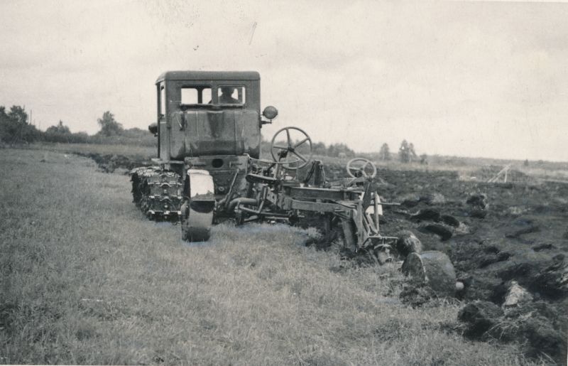 Foto. Risti MTJ traktorist B. Ling söödikünnil Edasi kolhoosis. Fotogr. V. Prümmel. ETA.