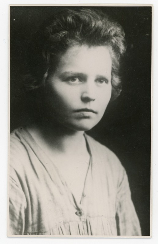 Foto. Vilhelmine Klementi. Töörahva noorsoo juht. Pärit Läänemaalt, Piirsalu vallast. Hukkus kodanlisel ajal vanglas.