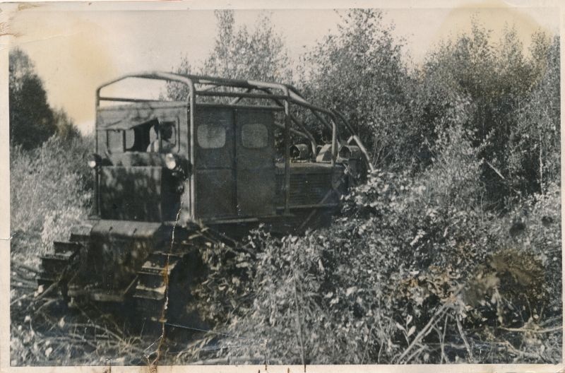 Foto. Järvamaa maaparandusjaama võsalõikaja töös. ETA, E. Järve, 1949.