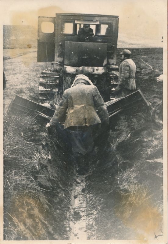 Foto. Traktoriga veetav kraaviader töötamas. Foto: E. Järve, ETA, 1949.