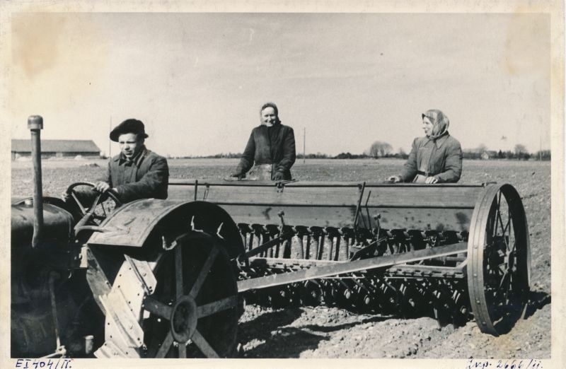 Foto. Kevadkülv Haapsalu raj. Palivere k/n Stalinliku Tee kolhoosis. Foto: ETA, 1951.