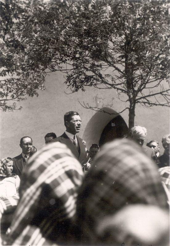 Foto. Rootsi kroonprints Gustav VI Adolf kohtumas rahvaga Vormsi kiriku ees 3. juuli 1932
