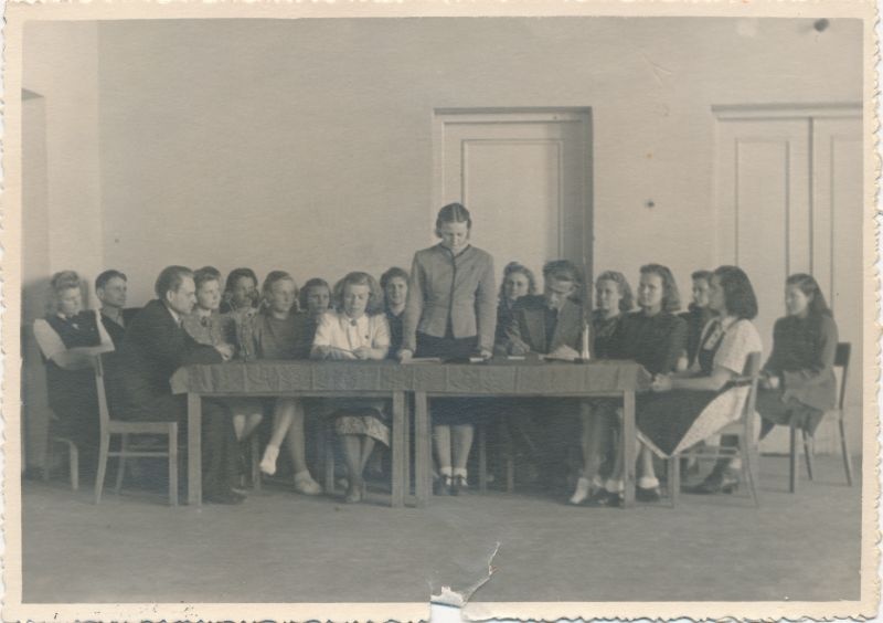 Foto. Haapsalu Peda kooli fotoringi kogu. Kooli komsomolikomitee ja aktiiv koosolekut pidamas. 1950 kevad.
