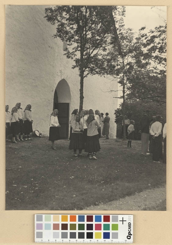 Foto. Rahvarõivais Vormsi naised kiriku ees, aluspapil