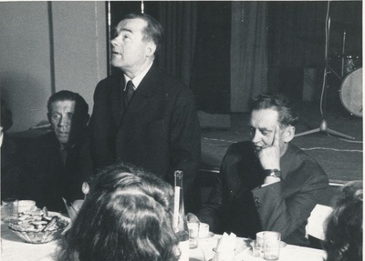 Foto. Herman Sergo (seisab) ja Albert Uustulnd (istub paremal) kohtumisõhtul Haapsalus "Lääne Kaluri" saalis 19.05.1972. 
Foto: Ilmarine Möldri.  similar photo