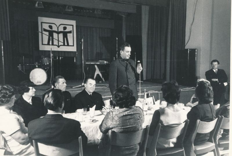 Foto. Herman Sergo (istub vasakul) ja Albert Uustulnd  (seisab)  kohtumisõhtul Haapsalus "Lääne Kaluri" saalis 19.05.1972. 
Foto: Ilmarine Möldri.